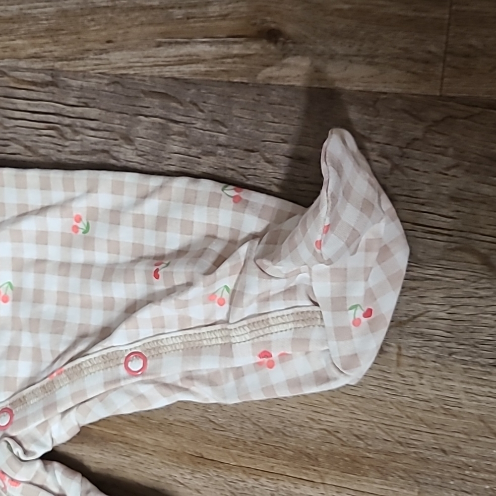 CARTERS BRAND GIRLS SNAP ONE PIECE WITH FEET SIZE 6 MONTHS - Picture 5 of 7